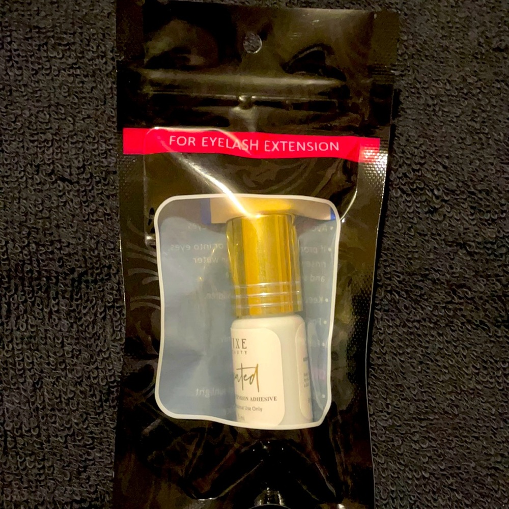 Eyelash extension glue